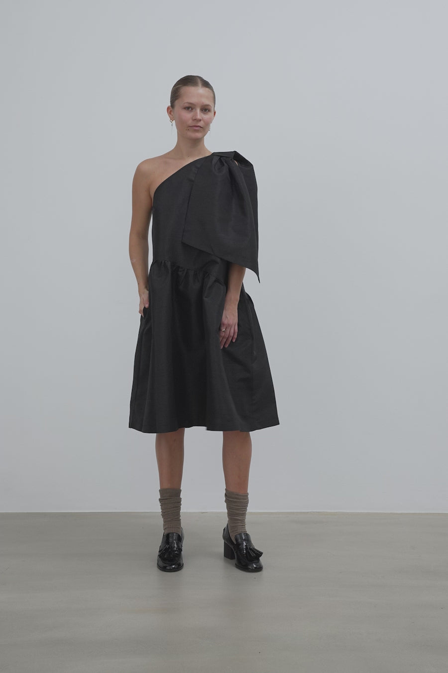 Stella Nova Crisp One-Shoulder Midi Dress with Bow Dress 999 Black